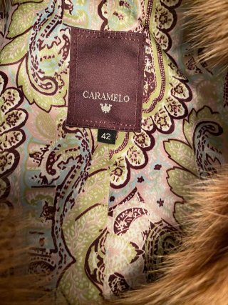 Gabardina Caramelo con cuello de pelo