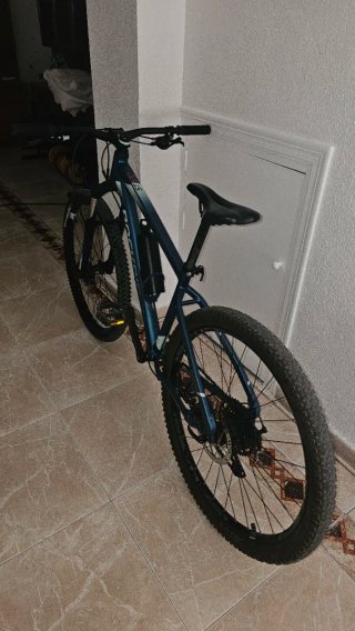 Bicicleta de montaña azul