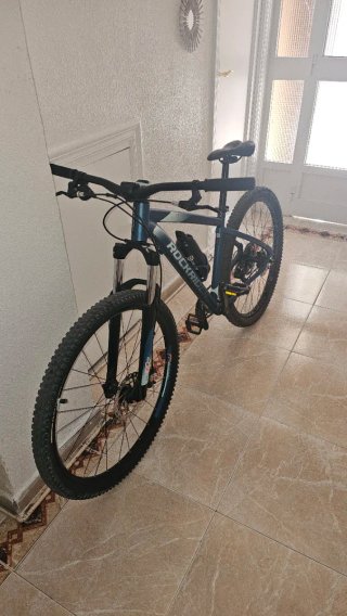 Bicicleta de montaña azul