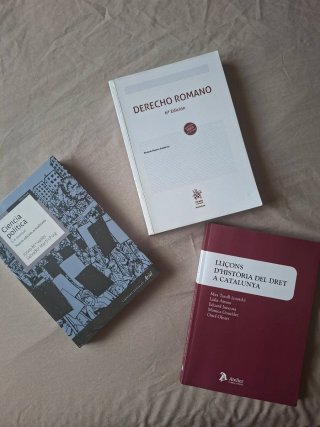 3 libros de Derecho, 1°año