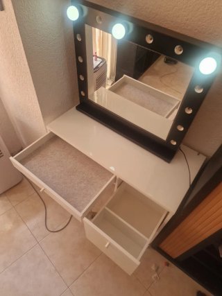 Tocador con espejo y luces LED
