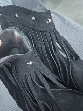 Botines cowgirl negros con flecos