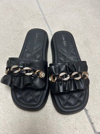 Chanclas Lan Tian negras con cadena dorada