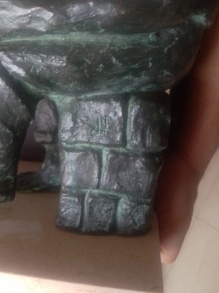 Figura de metal y piedra