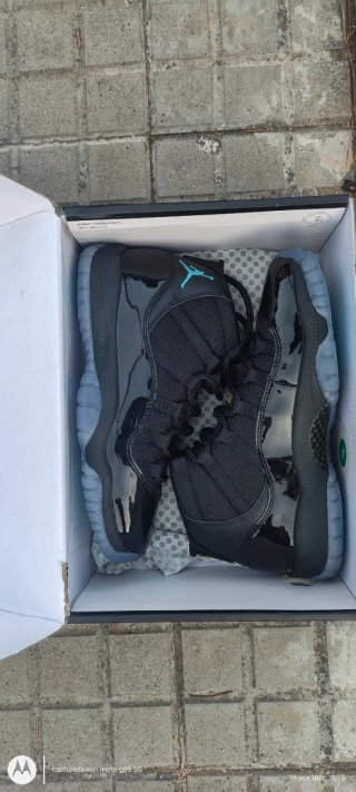 Jordan 11 Negro y Turquesa