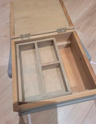 Costurero de madera gris con tapa de cristal