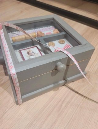 Costurero de madera gris con tapa de cristal