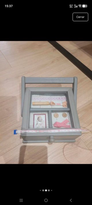 Costurero de madera gris con tapa de cristal