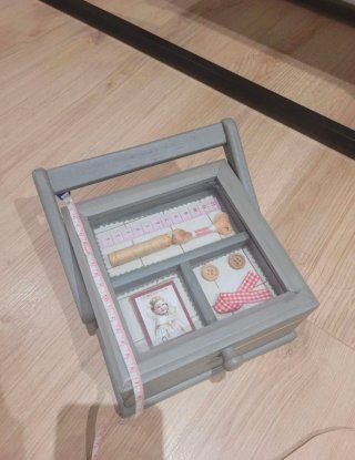 Costurero de madera gris con tapa de cristal