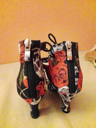 Zapatos de baile con rosas y calaveras