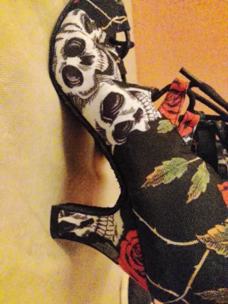 Zapatos de baile con rosas y calaveras