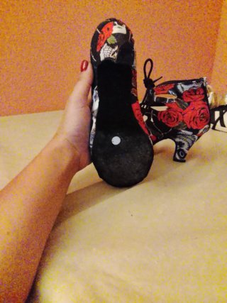 Zapatos de baile con rosas y calaveras