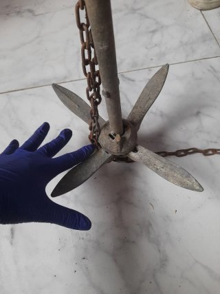 Ancla de metal con cadena