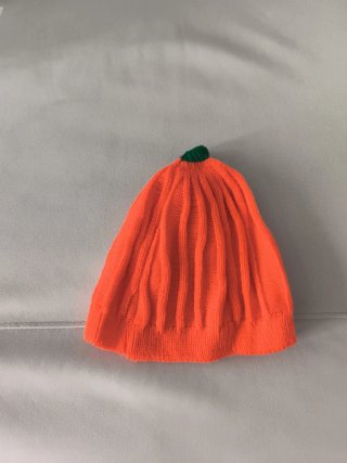 Gorro de lana naranja con verde