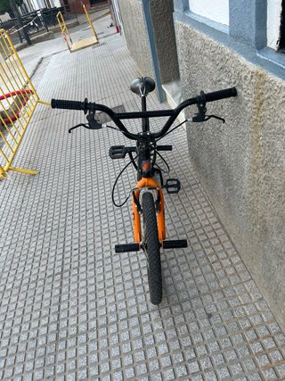 Bicicleta BMX Negra y Naranja.