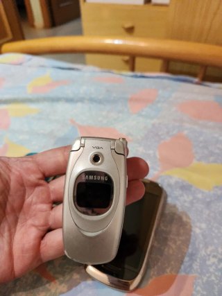 Teléfonos móviles antiguos en buen estado.