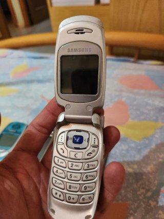 Teléfonos móviles antiguos en buen estado.