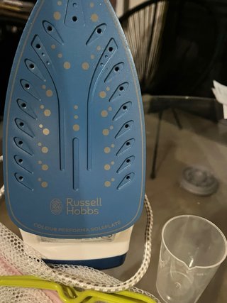Plancha Russell Hobbs + 10 perchas