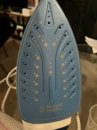 Plancha Russell Hobbs + 10 perchas