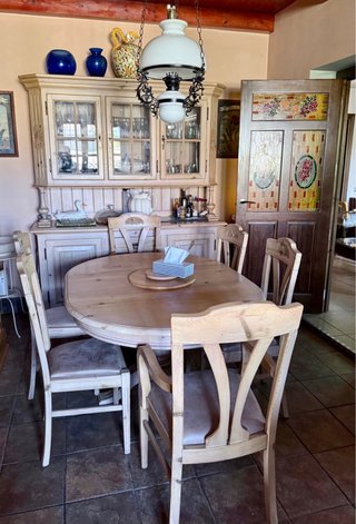 Conjunto comedor madera. Mesa, sillas y aparador.