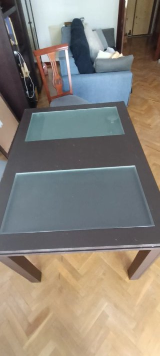 Mesa de comedor de madera y cristal