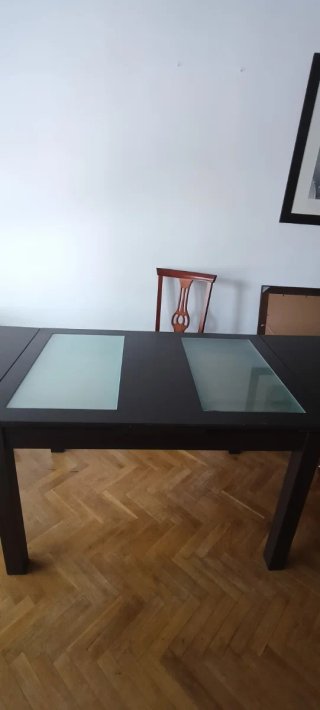 Mesa de comedor de madera y cristal