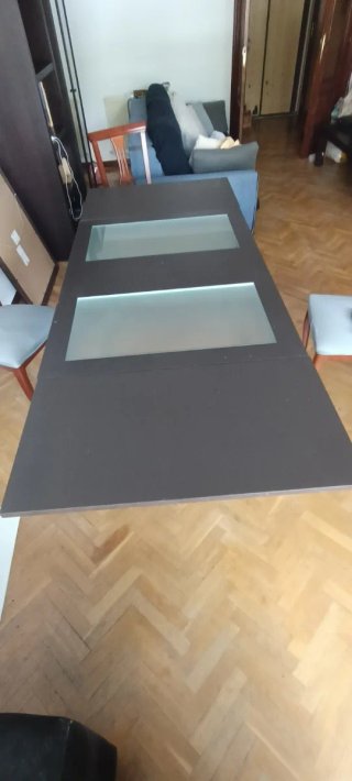 Mesa de comedor de madera y cristal
