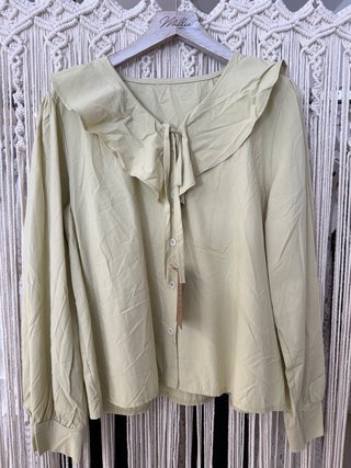 Blusa verde con volantes y lazada