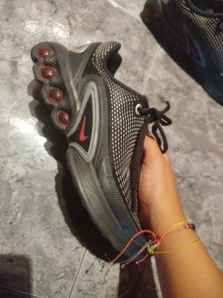 Zapatillas Nike Negras y Rojas