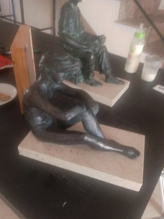 Figura de bronce sentada