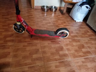 Patinete rojo