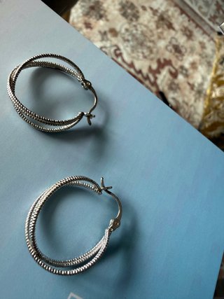 Aros plateados elegantes hilos