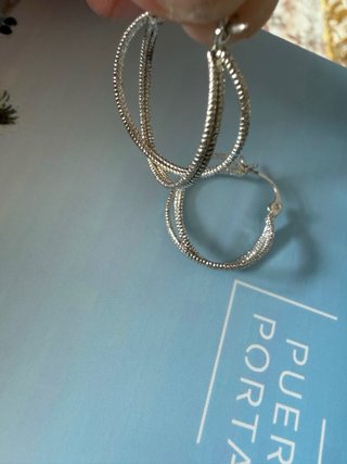 Aros plateados elegantes hilos