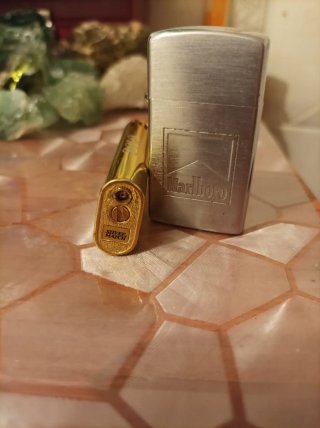 Mechero Zippo Marlboro y otro dorado