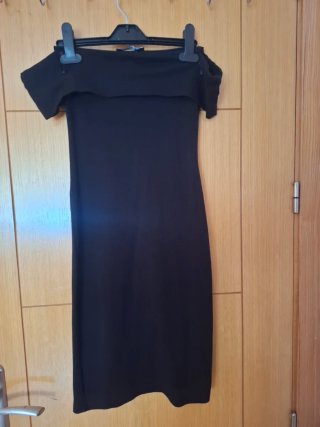 Vestido negro escotado hombros