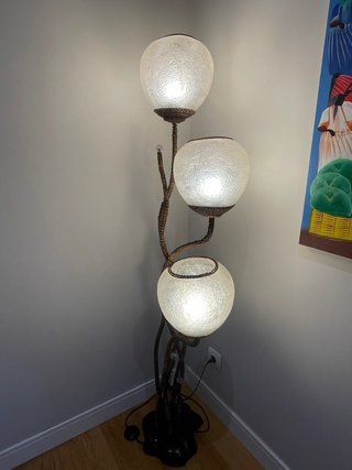 Lámpara de pie de cristal y metal