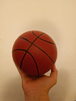 Canastilla de basket con pelota