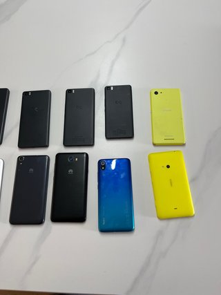 Lote de móviles negros y amarillos
