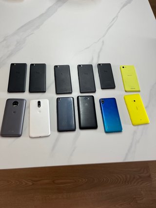 Lote de móviles negros y amarillos