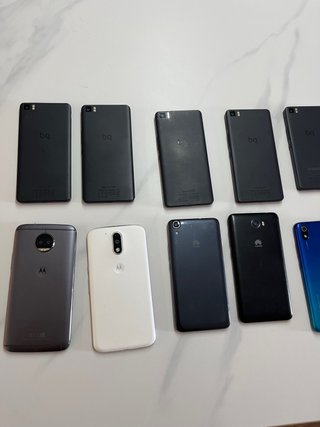 Lote de móviles negros y amarillos