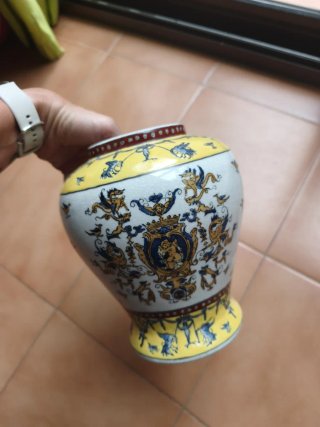 Jarrón de cerámica con sello rojo y pájaros