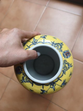 Jarrón de cerámica con sello rojo y pájaros