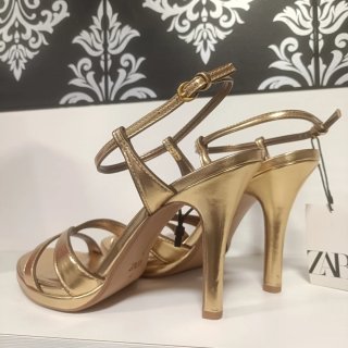 Zapatos de tacón Zara dorados