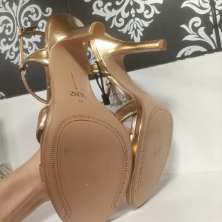 Zapatos de tacón Zara dorados