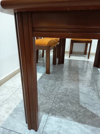 Mesa de comedor con 6 sillas y muebles