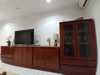 Mesa de comedor con 6 sillas y muebles