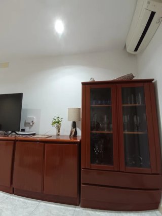 Mesa de comedor con 6 sillas y muebles