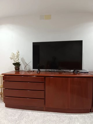 Mesa de comedor con 6 sillas y muebles