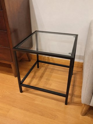 Mesa auxiliar cristal y metal Ikea