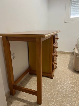 Escritorio de madera con cajones